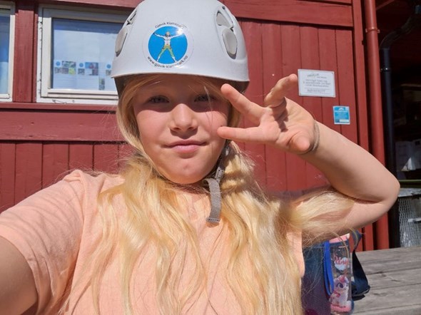 Blid jente med klatrehjelm
