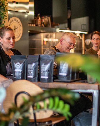 Mennesker jobber på kaffebar
