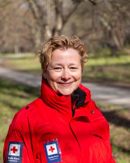 Kvinne i Røde Kors hjelpekorps uniform