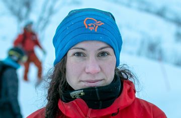 Julia Fieler som ledet Røde Kors i letingen i skredet i Tamokdalen, står i turklær i vintervær.
