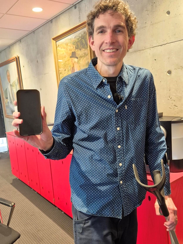 Alec Luhn tilbake i Norge-  med samme telefon han hadde med da han lå skadet seks dager på Folgefonna.