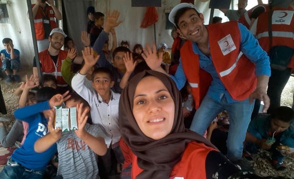 Røde Kors-frivillige og barn