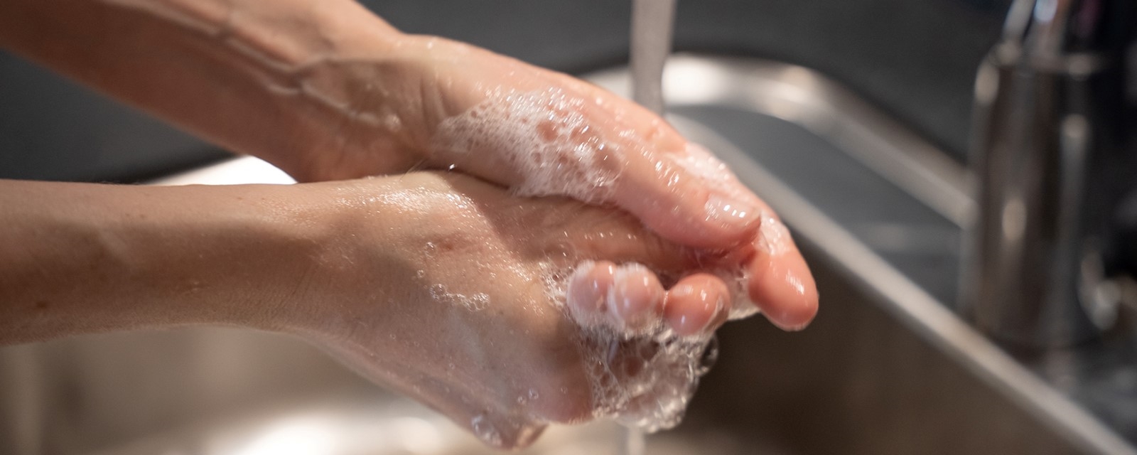 En person som vasker hendene