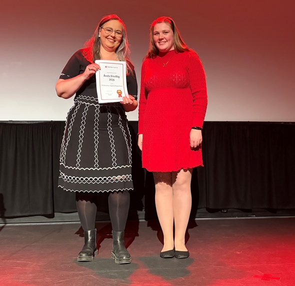 To kvinner på en scene.