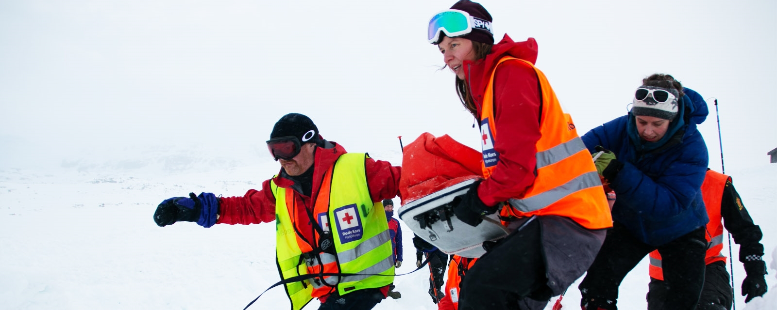  Redningsaksjon hvor båre bæres over snø