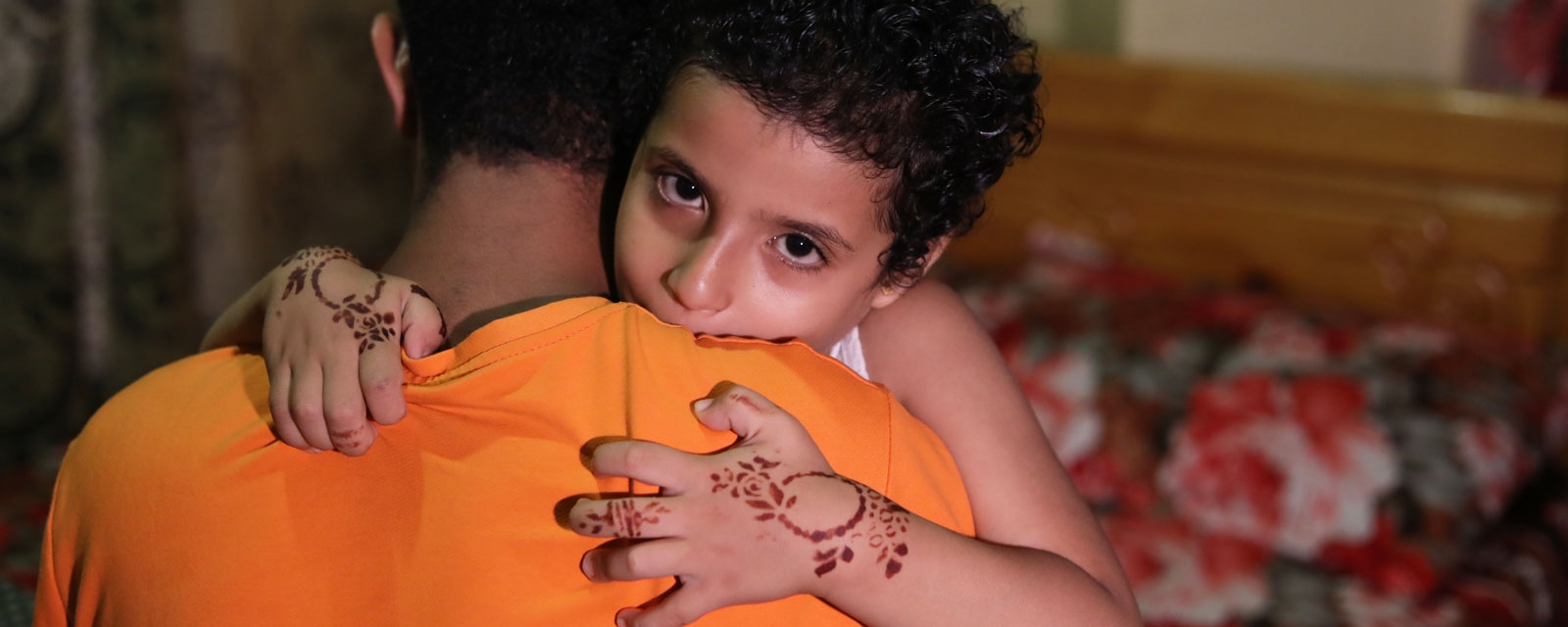 Jente holder rundt storebroren