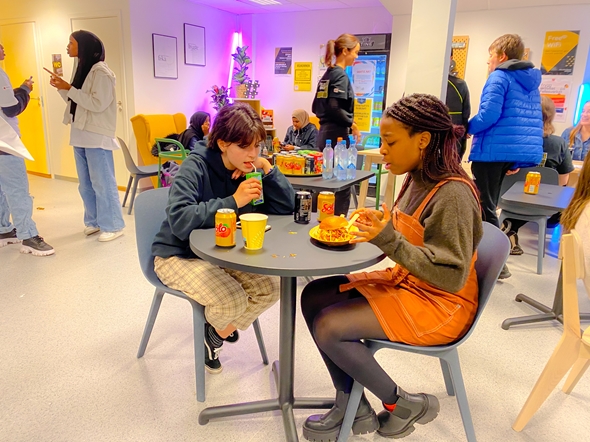 Deltakere på Fellesverket spiser i kafeen Kafe Kompis på Fellesverket i Bergen