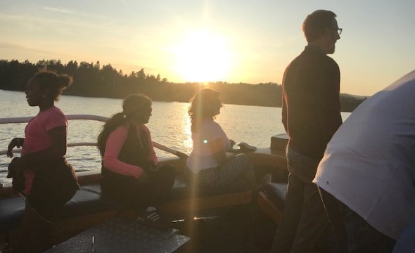 Båttur i solnedgangen et par personer på båten.