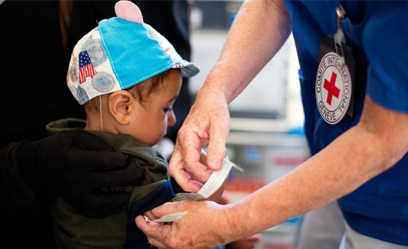 Liten gutt på feltsykehus 