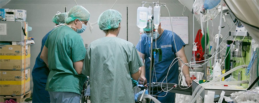 kirurgisk team i arbeid
