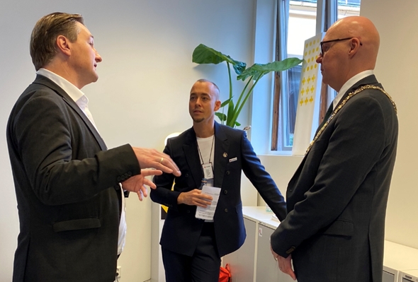 enhetsleder og daglig leder i bergen røde kors sammen med byrådsleder bakervik i bergen