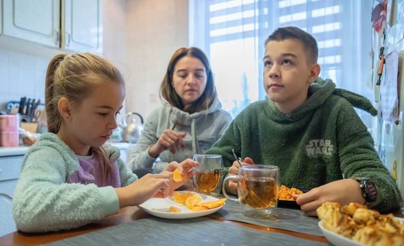 Barn med bandasje i ansiktet