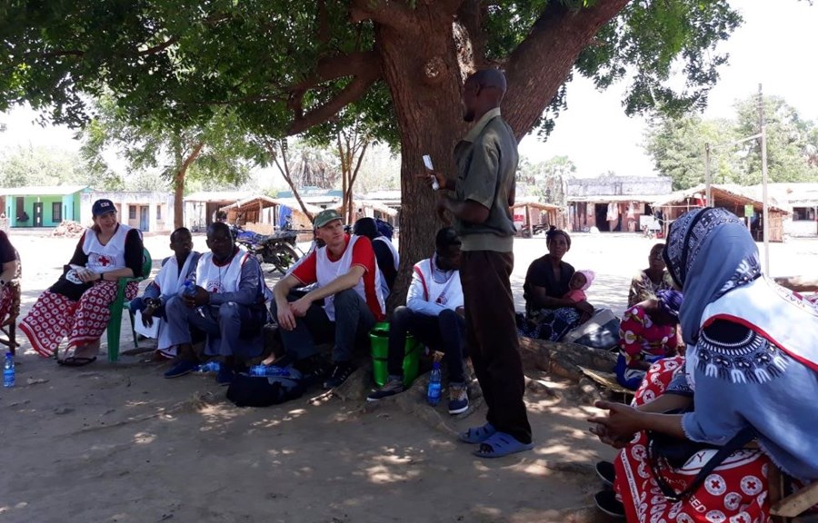 DNV ansatt i Malawi på møte med lokalbefolkning ute