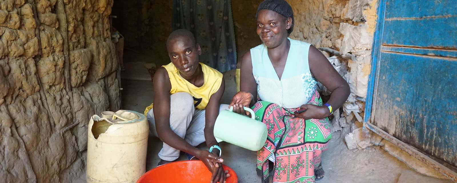 Mor og sønn vasker hender