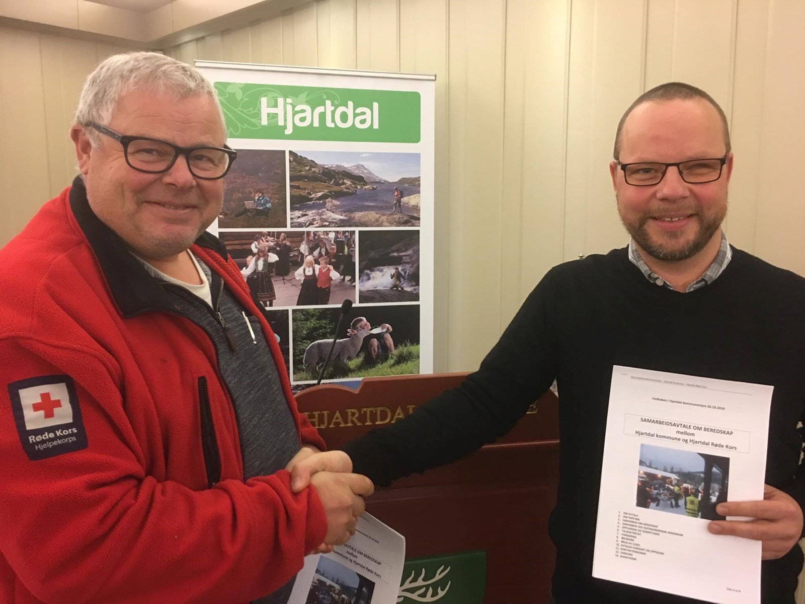 ALLTID BEREDT: Audun Darrund, leder i Hjartdal Røde Kors og Bengt Halvard Odden, ordfører i Hjartdal, signerte 4. november en beredskapsavtale. 