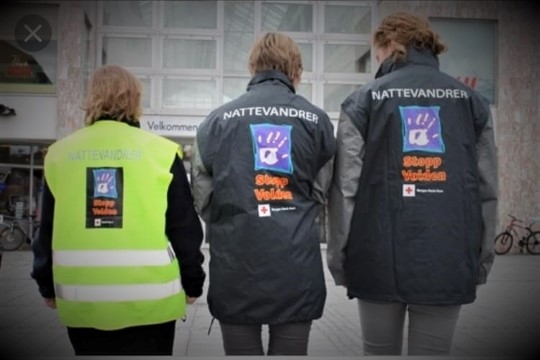 Tre kvinner med vest, ute 