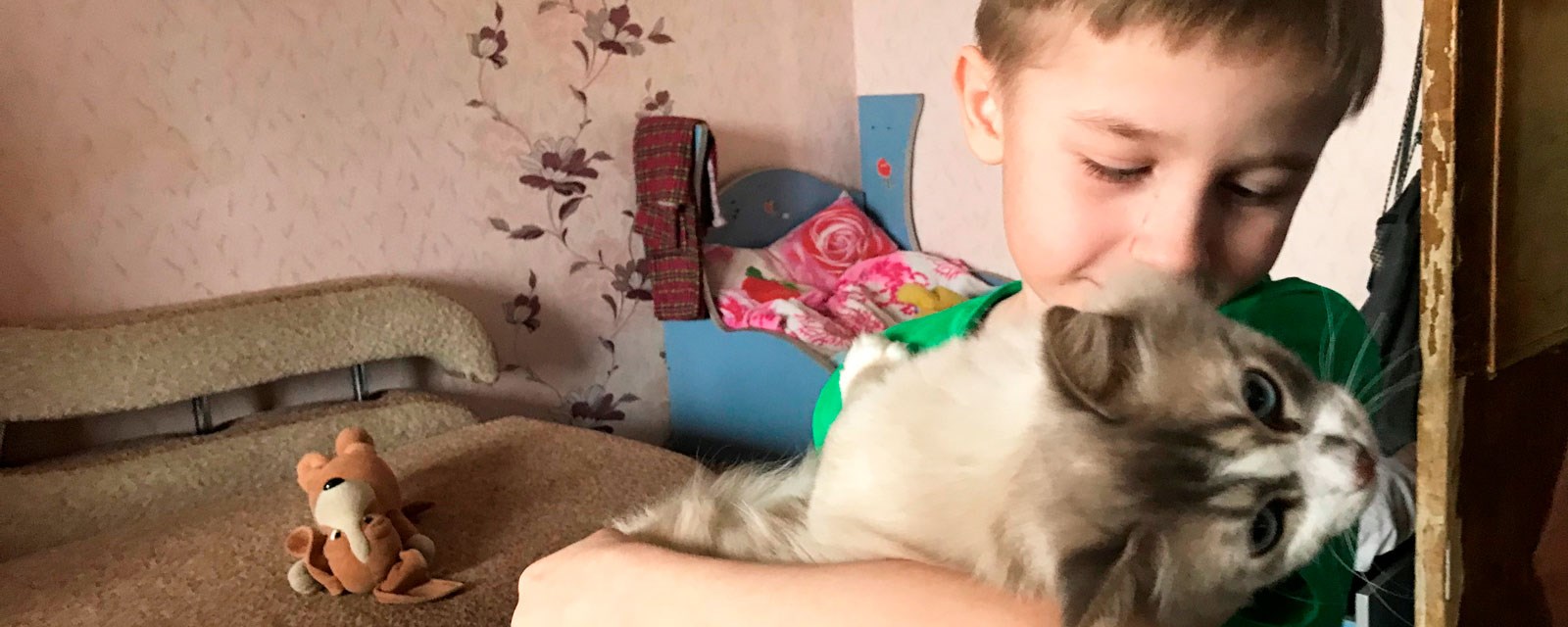 Russisk gutt med katt