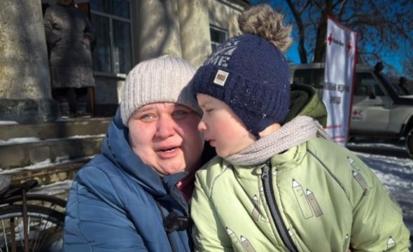 Liten jente med pustemaske på sykehuset