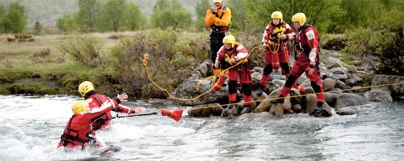 vannrdning-i-elv-rode-kors-hjelpekorps