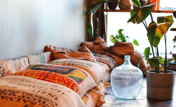 Sofa av striesekker på kafe