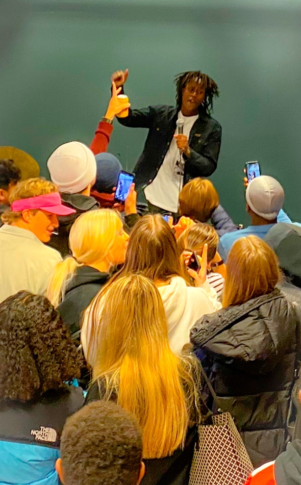 konsert på fellesverket med mange ungdommer