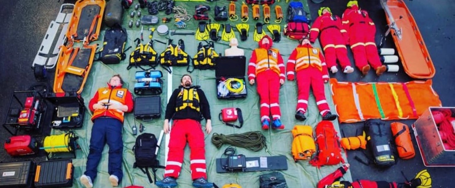 Flora Røde Kors sjekker utstyr og deltar på #tetrischallenge samtidig.