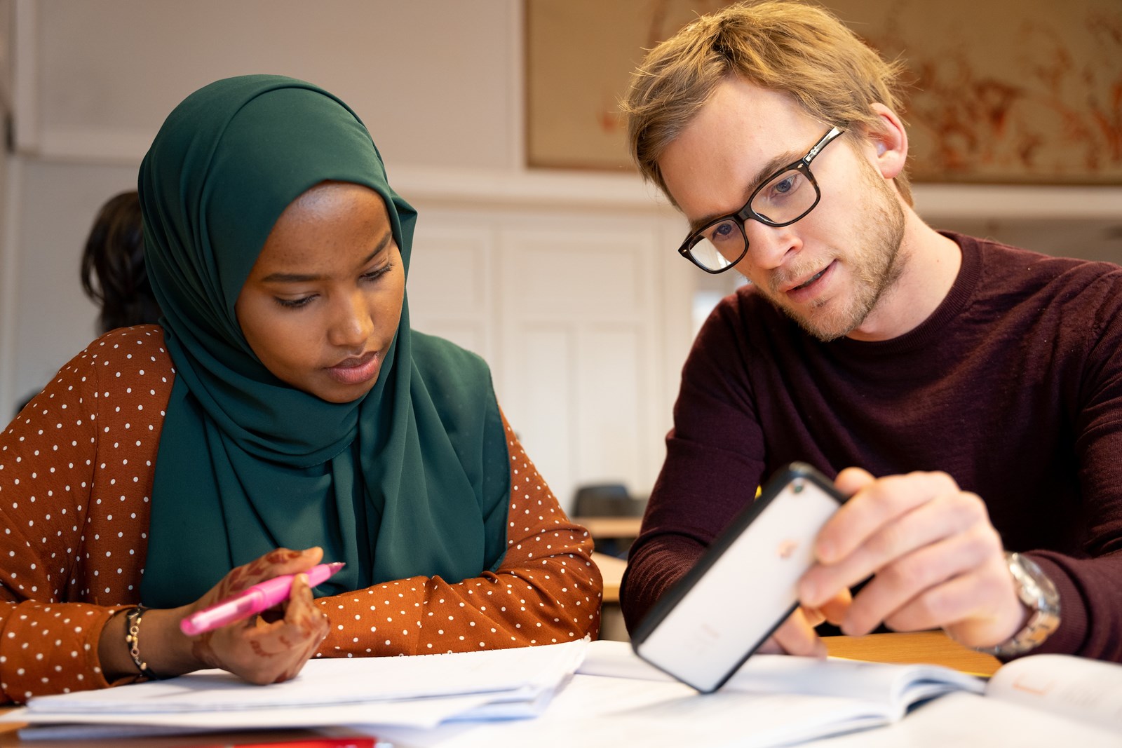 fem piker smiler med grønne Coop fotball treningstøy