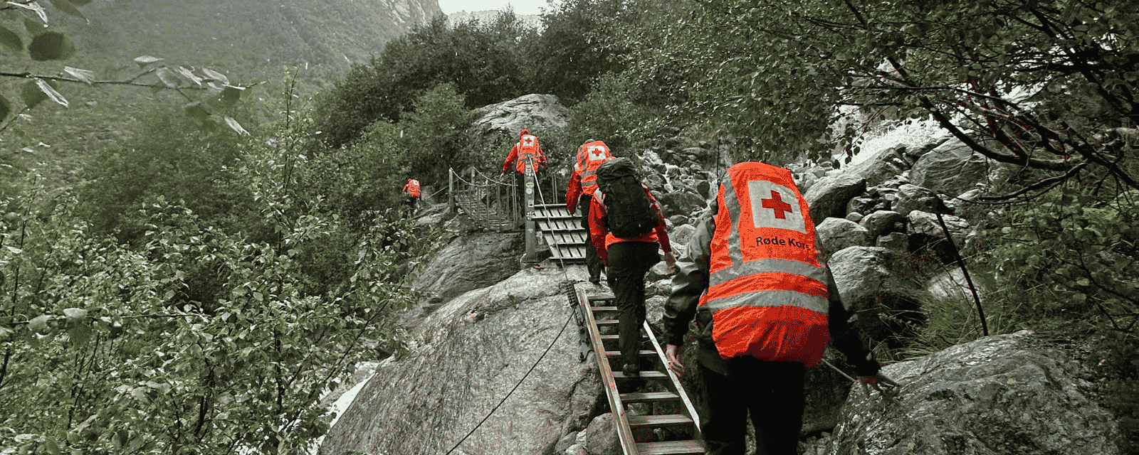 Letemannskap fra Røde Kors i aksjon på fjellet