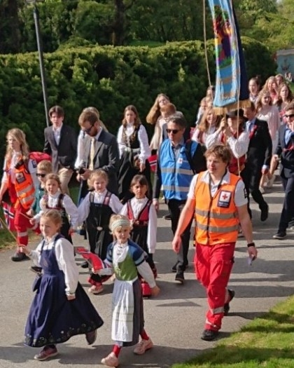 Barnetog på 17 mai i fint vær. Hjelpekorpset går også i toget.