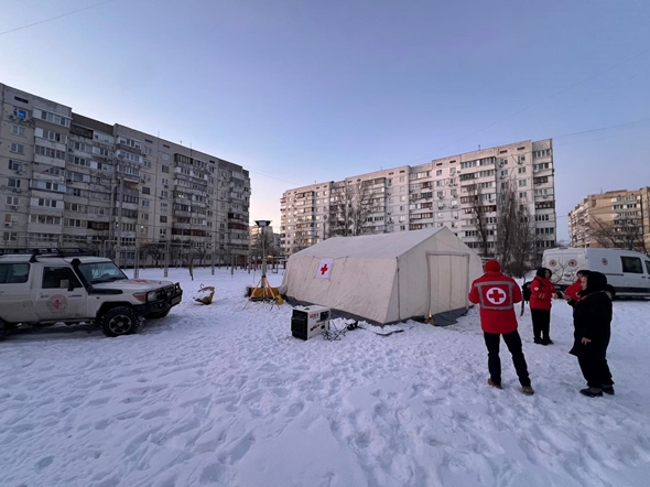 Mann sitter med ryggen til og snakker med smilende barn