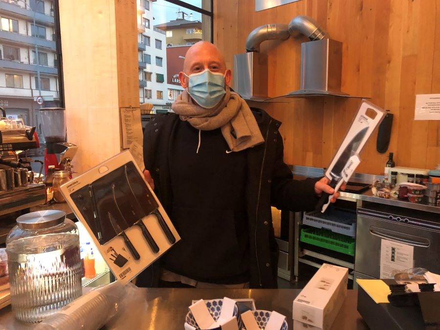 Mann poserer med nytt kjøkkenutstyr fra IKEA på Fellesverkets cafe