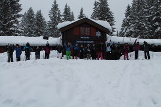 5 til 7 klasse med ski foran vestlia