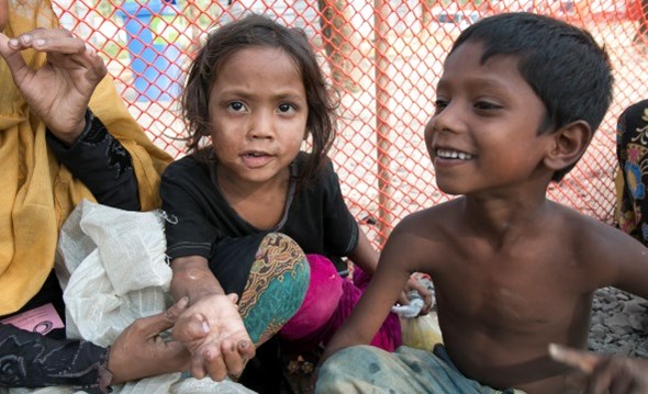 Rofica (5) kom over grensen fra Myanmar sammen med sin bror Mohammed (7) og sin mor. Hun har brannskader i ansiktet, på armen og over hele overkroppen. Moren forteller at Rofica fikk skadene da landsbyen de bodde i ble satt i brann, og at barnas far ble drept. 