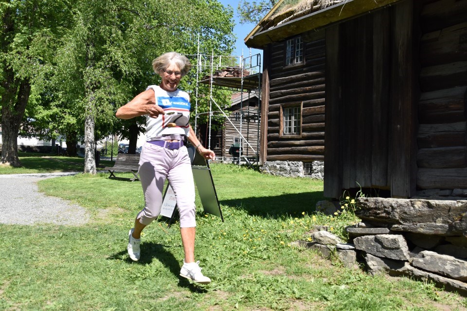 HET POTET: Gerd Gade Langaas gav alt for laget da hun deltok i potetløpet. Dessverre mistet hun poteten helt på målstreken. (Foto: Bjørn Sodeland)