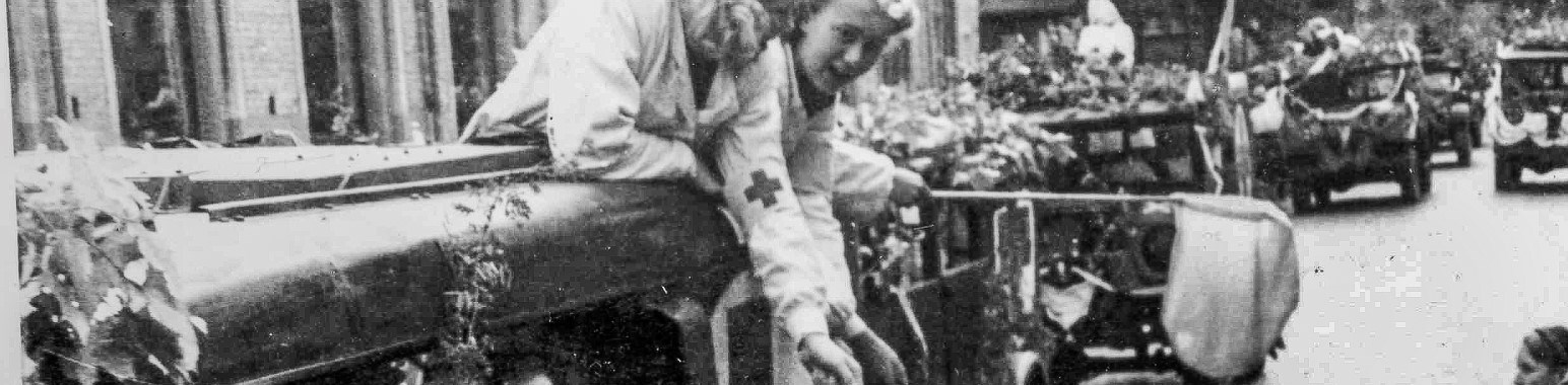 Bildet viser en bilkortesje hvor kvinner henger ut av bilvinduene med poser for å samle inn penger fra publikum. Bildet er fra frigjøringsåret 1945.