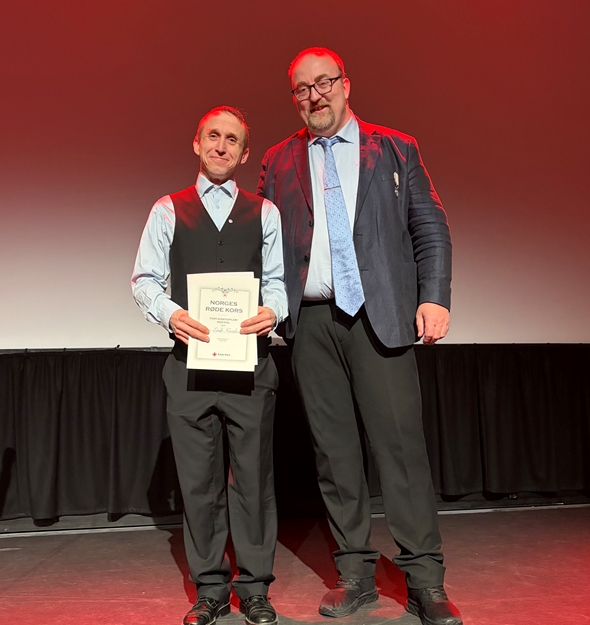 To menn sammen i en prisutdeling.