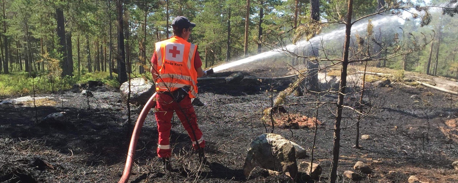 Røde Kors bistår i å slukke skogbrannen ved Bjønntjønn i Nissedal.