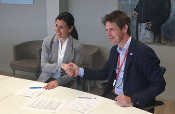 Signering og håndhils av mellom generalsektær i Røde Kors og DNV på Røde Kors sitt kontor.
