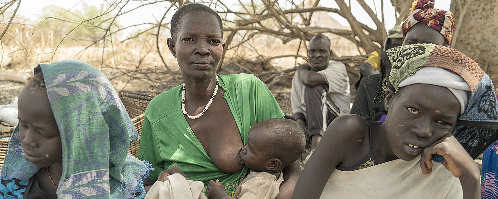 Sør-Sudan. Familien har vært på flukt i fem døgn, og overlever på det de finner i naturen.
