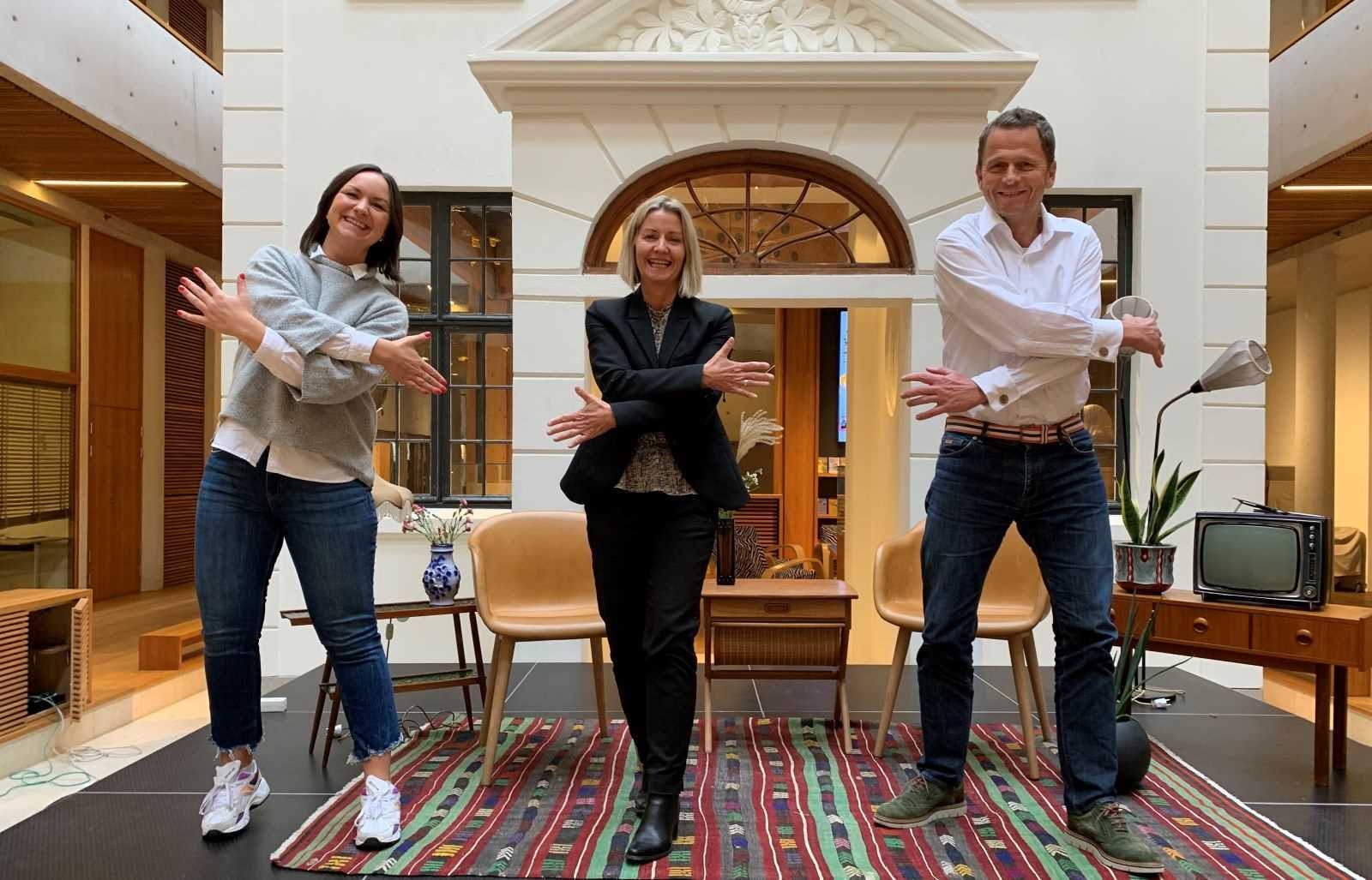 Håndhilsing og smil med 1-meters avstand hos Gyldendal