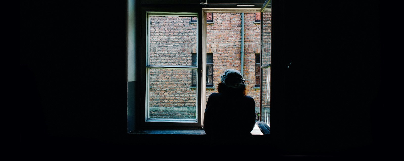 En kvinne ser ut av vinduet