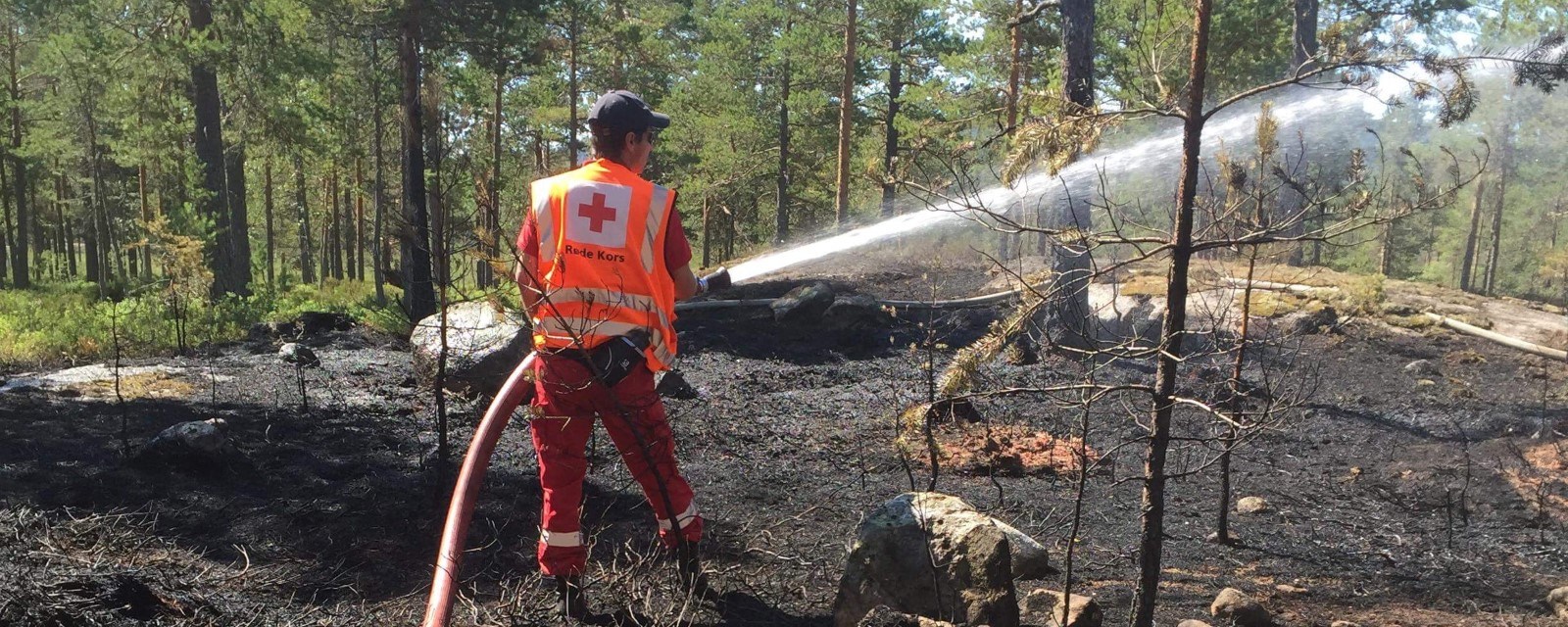 En hjelpekorpser slukker brann-