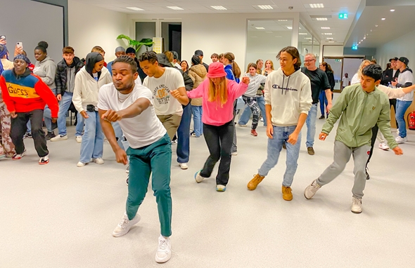 Dans på Fellesverket sammen med deltakere