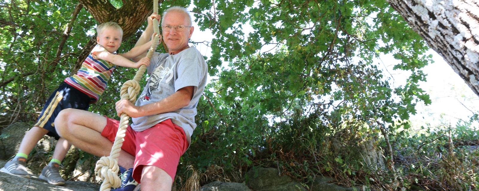 Gutt og bestefar leker med tau