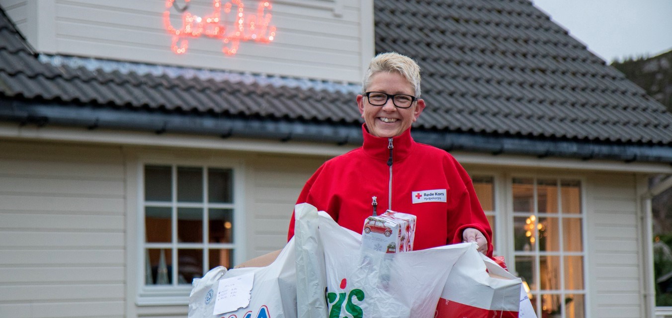 Torill Kvalheim i Vågsøy Røde Kors pakkar inn 125 gåver til barn i familiar som slit økonomisk. Tiltaket er finansiert av Gjensidigestiftelsens juleaksjon, kalla Julegleder for barn i Sogn og Fjordane.  