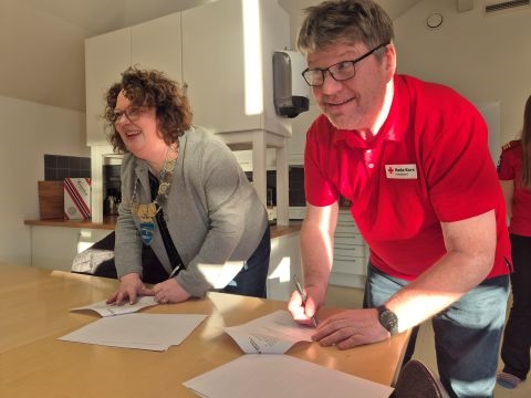 2.	Det var god stemning i Nordhordland Røde Kors sitt korpshus då Odd Harald Dommersnes og Nina Bognøy signerte ny beredskapsavtale