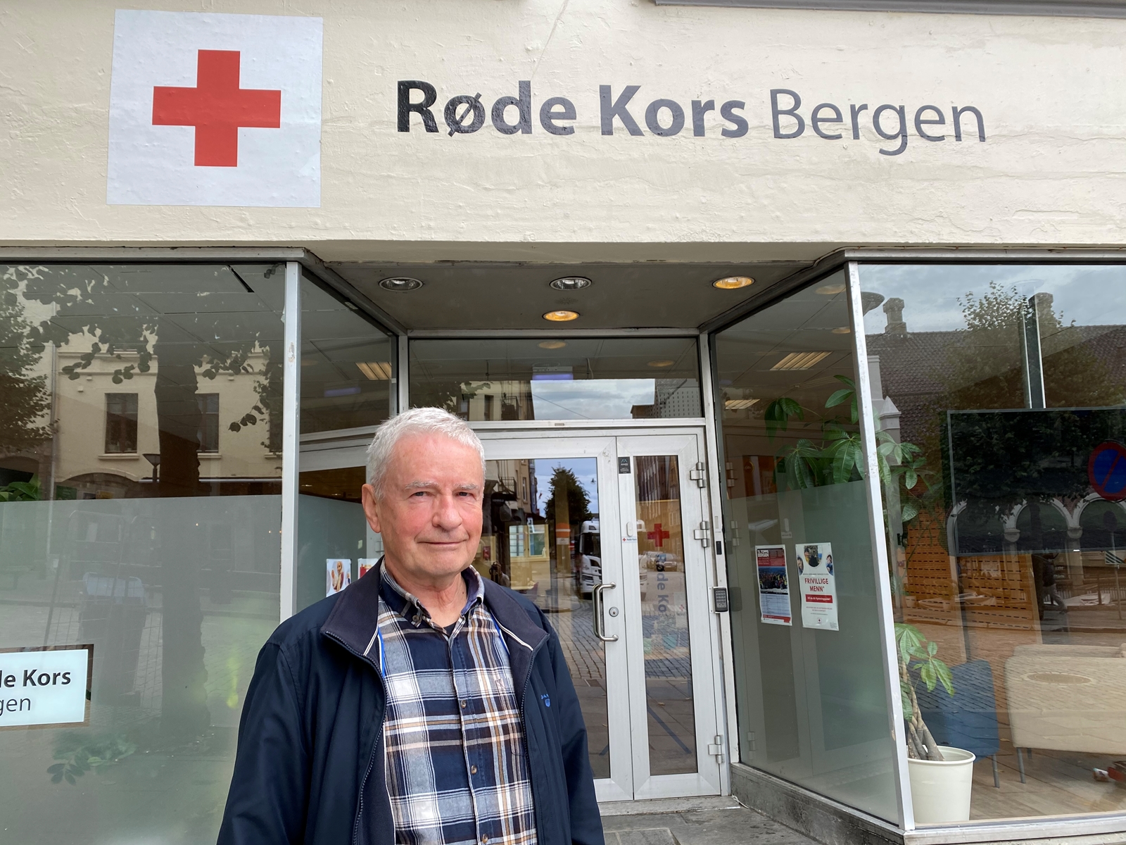 Geir inge er besøksvenn i Bergen Røde Kors. her foran røde kors huset