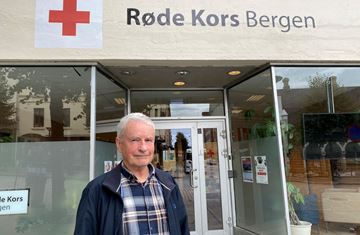 Geir inge er besøksvenn i Bergen Røde Kors. her foran røde kors huset