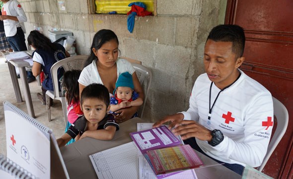 Dame får råd av Røde Kors-frivillig