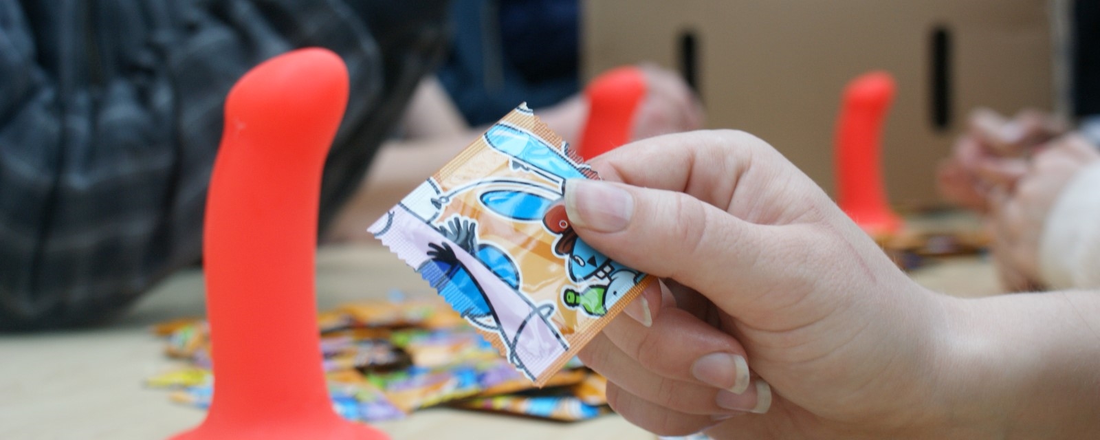 Dildoer og kondomer, seksualopplysning